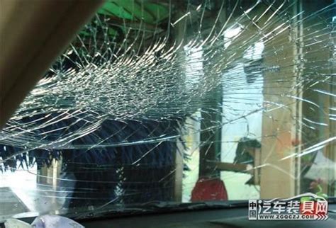 玻璃裂|【汽車玻璃修補】汽車擋風玻璃突然爆裂該如何應。